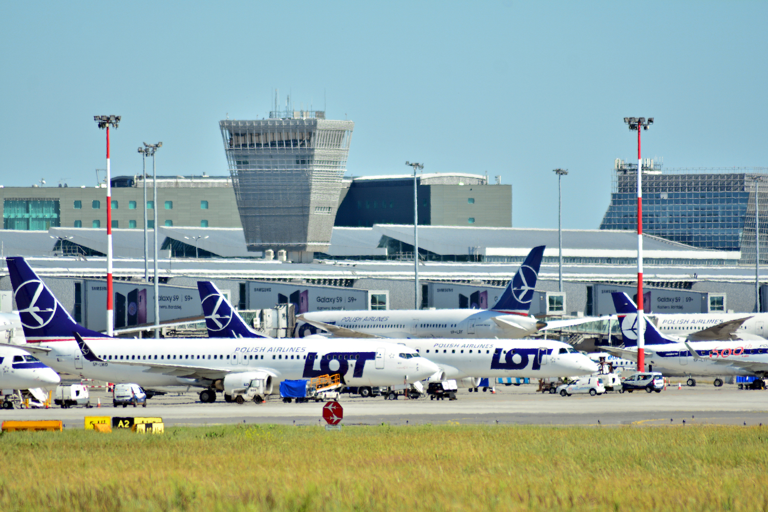 Oszuści okradli LOT. Linia przelała na ich konto 2,6 mln PLN raty za samoloty!