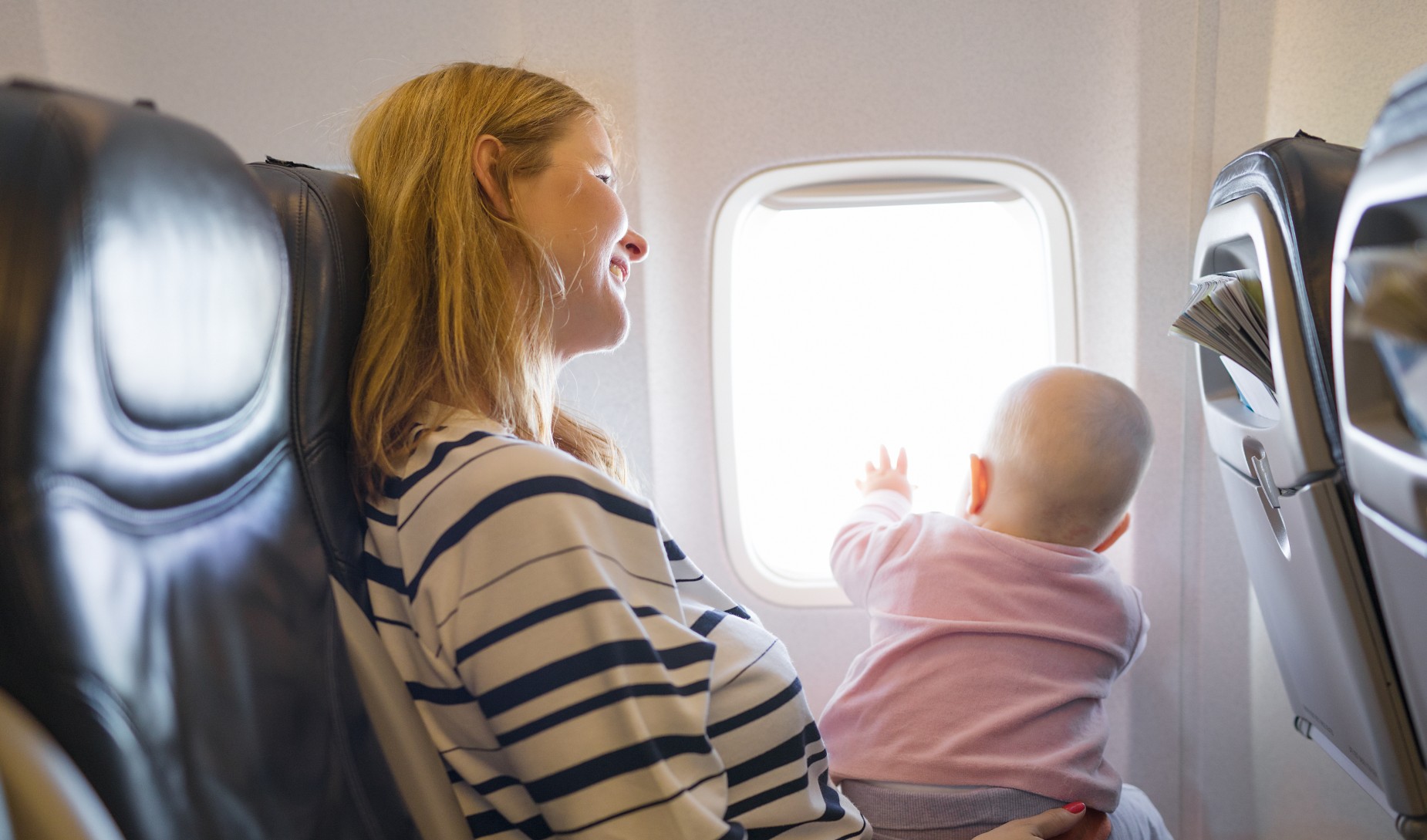 Latanie z dziećmi i niemowlakami. Kompendium wiedzy: foteliki, limity wieku, bagaż