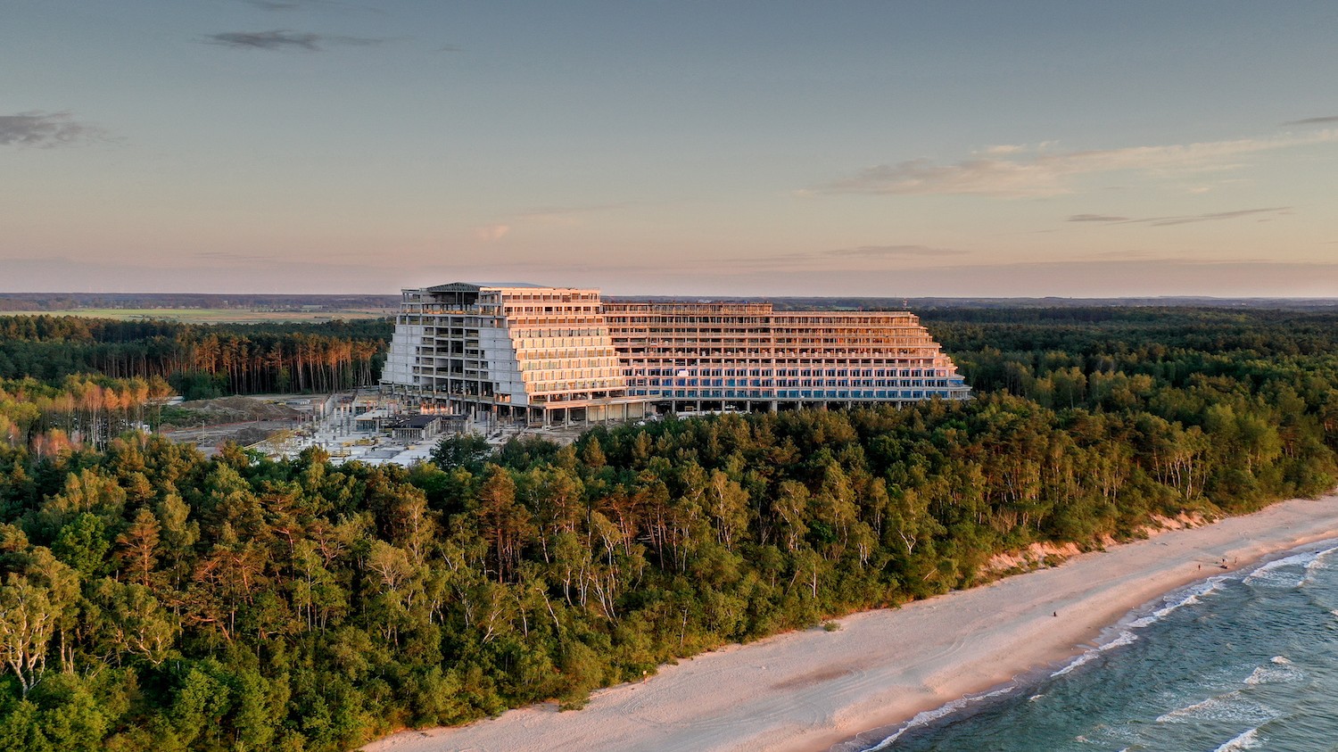„Szkaradny potwór” kontra „piękny hotel”. Czy w Polsce jest miejsce na takie obiekty?