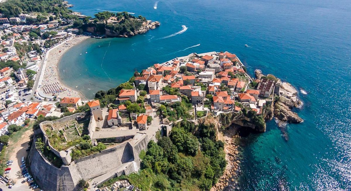 Lato w Czarnogórze: 4* hotel z wyżywieniem za 195 PLN/pokój