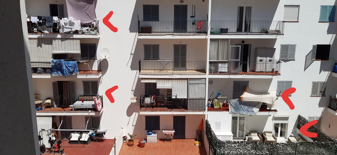 Brak wolnych miejsc w kurorcie? Miejscowi wynajmują turystom nawet materace na balkonie!