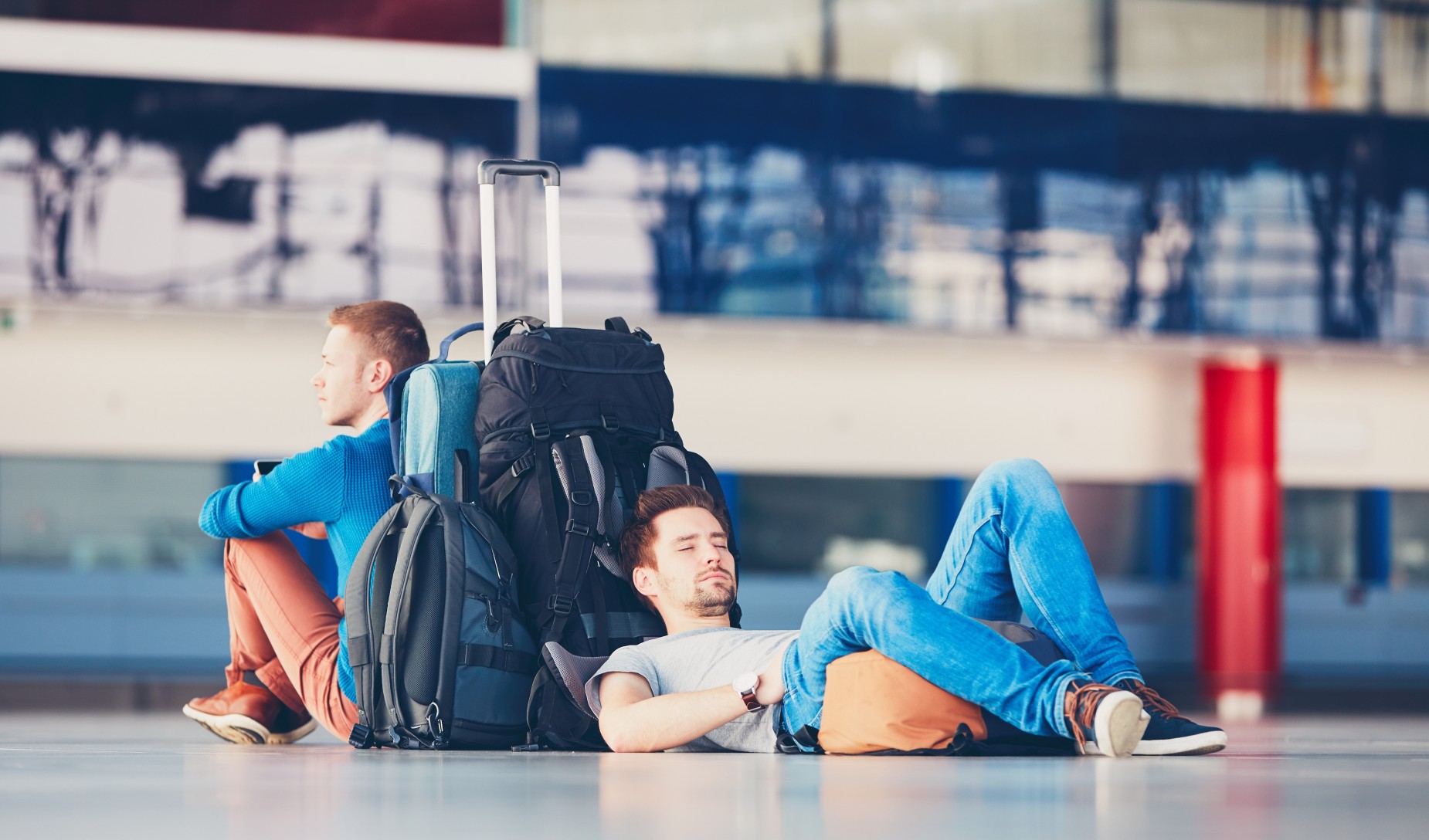 Sprint do bramki, lotniskowy slalom gigant i całujemy klamkę! Na ile przed lotem być na lotnisku?