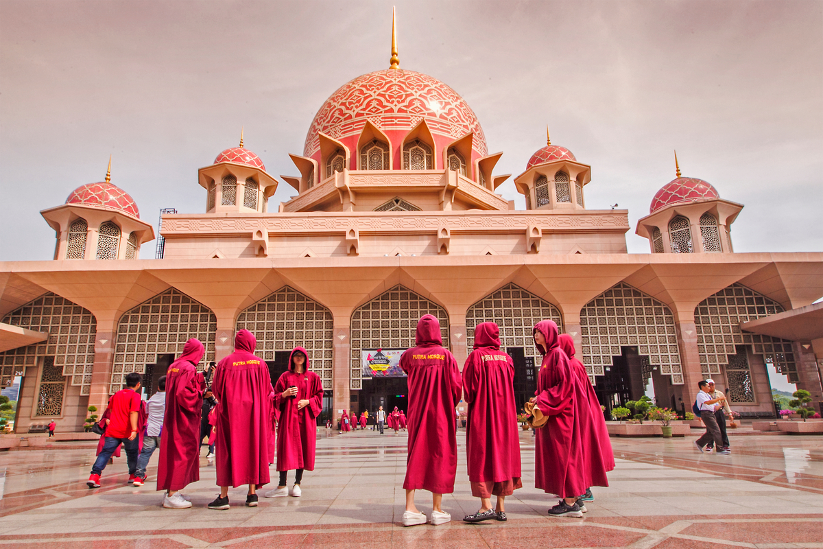 W tym stroju nie wejdziesz! Zastanów się, co na siebie włożyć – zanim będą kłopoty