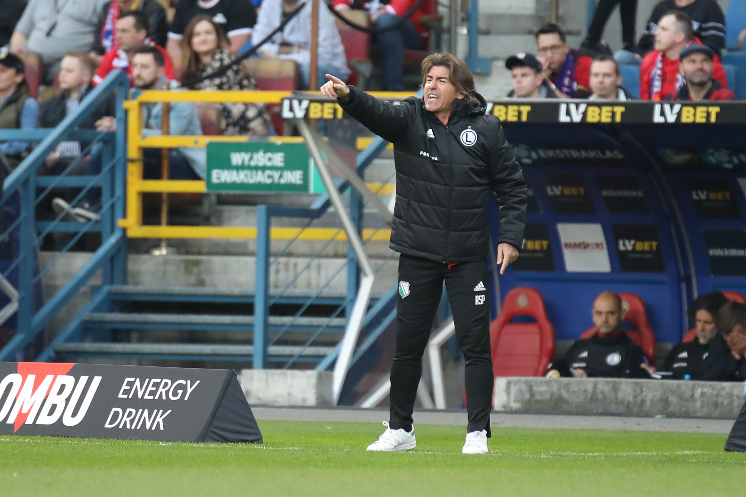 Były trener Legii wyrzucony z samolotu Ryanaira! Awanturował się na pokładzie