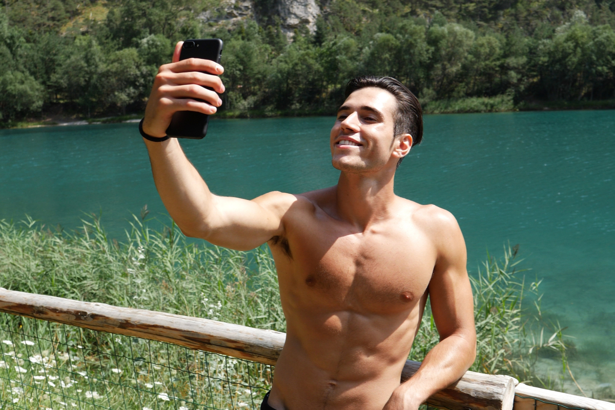 Zapłaci 250 EUR, bo nie miał na sobie koszulki. Włochy ostro walczą z turystami