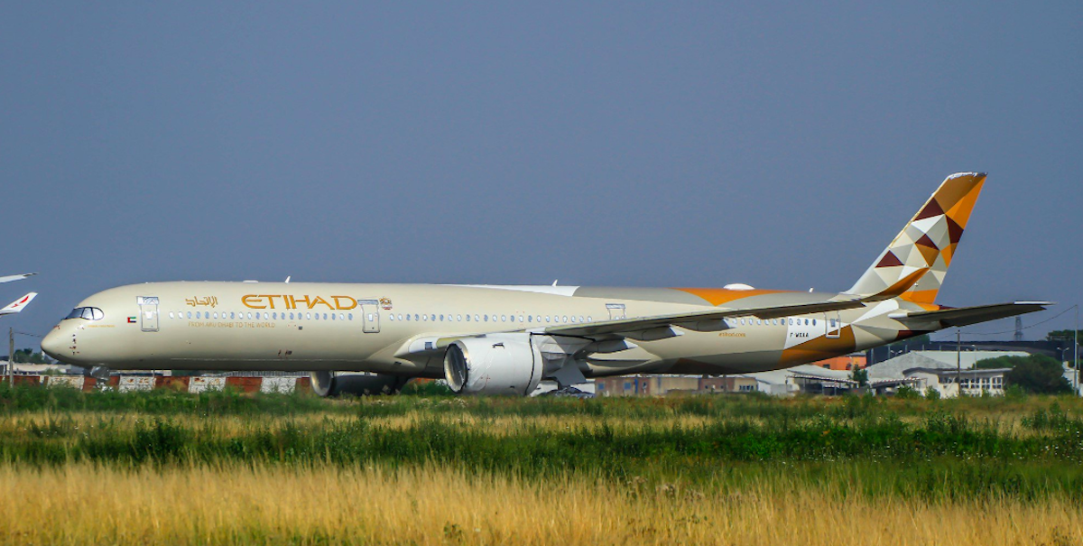 Etihad znów szokuje. Od 3 miesięcy ich supernowe samoloty… czekają w trawie na odbiór