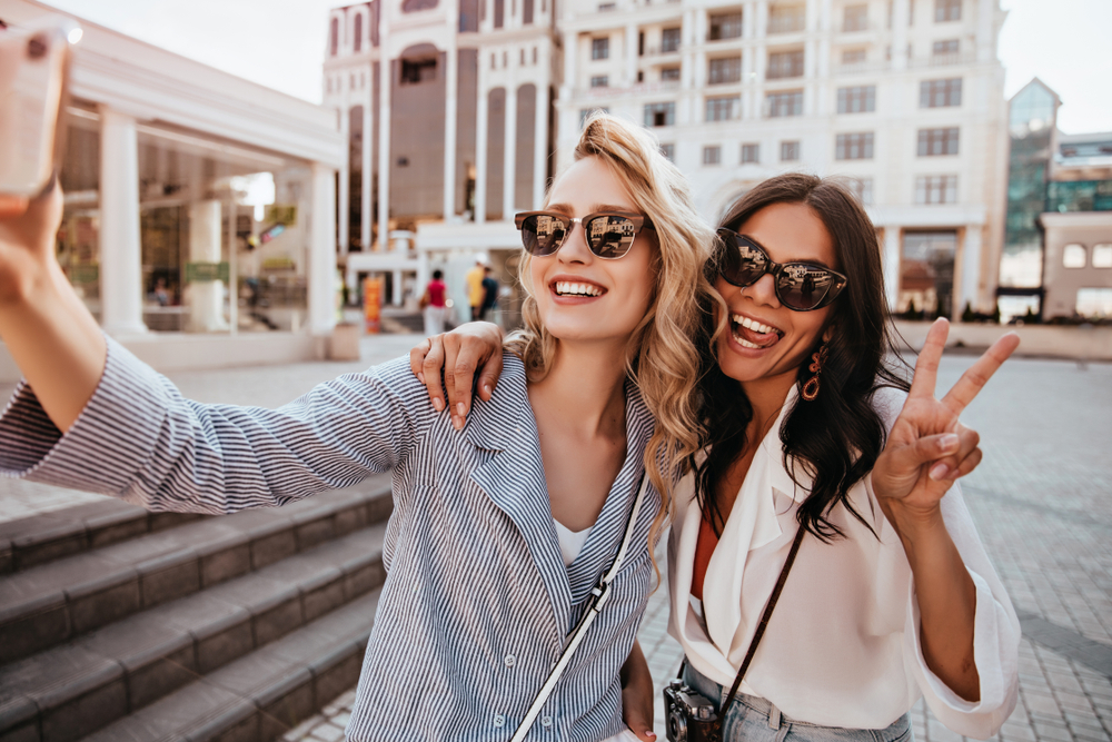 dwie dziewczyny w podróży