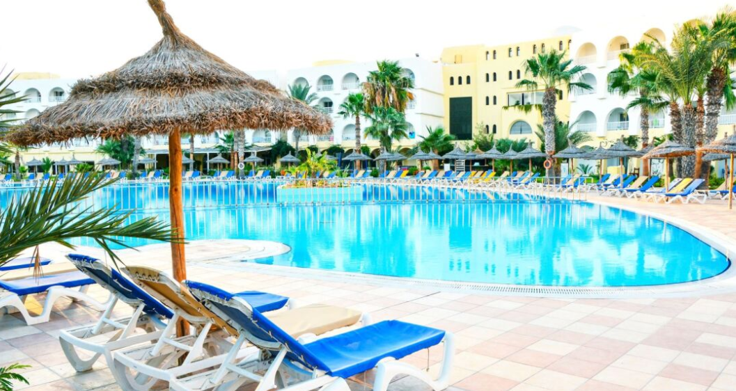 Leżaki przy basenie