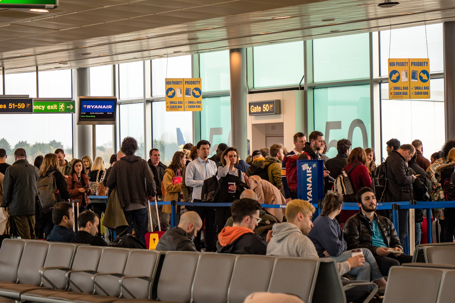 Ryanair, Wizz Air i inni odwołują dziś setki rejsów, także z Polski. Strajk zepsuje weekend