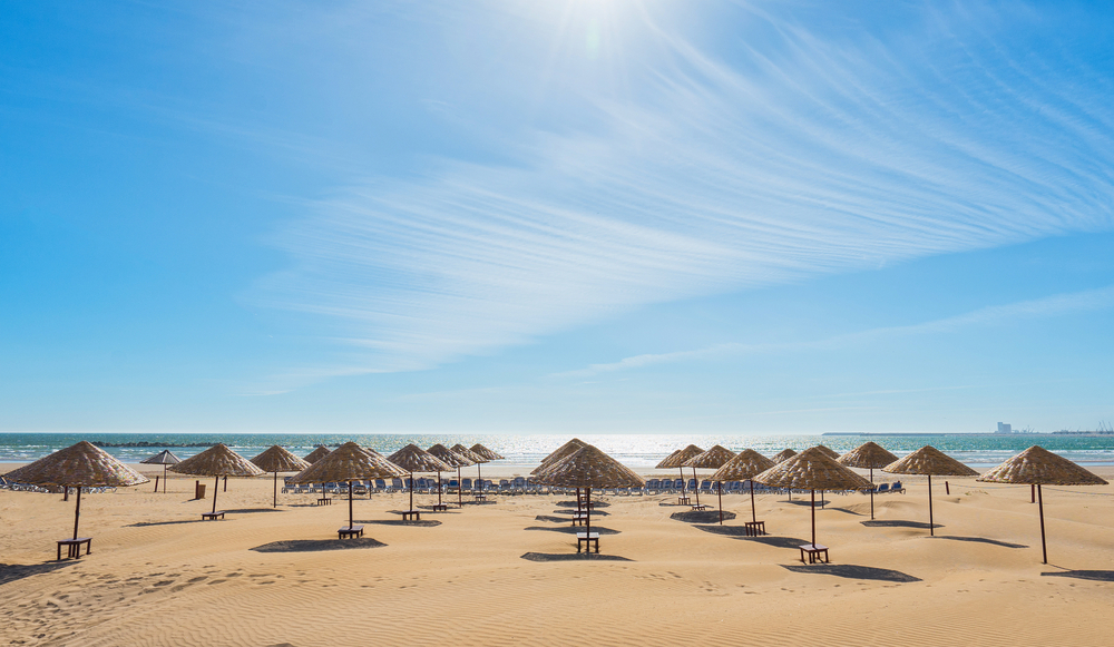 plaża z parasolami