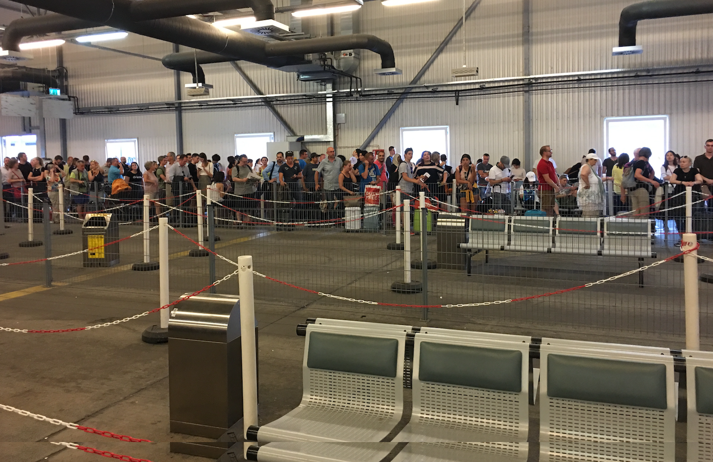 Najgorszy terminal dla tanich linii w Europie w końcu odmieniony! “Warunki poniżej ludzkiej godności”