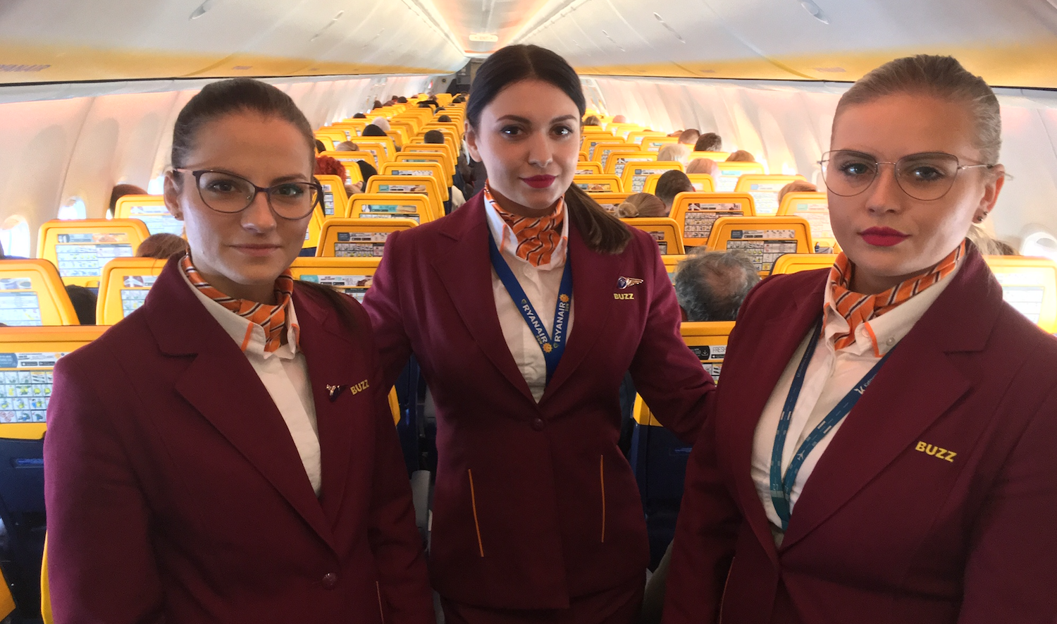 Buzz zaczyna się odróżniać od Ryanaira – załogi mają zupełnie nowe stroje. Jak się prezentują?