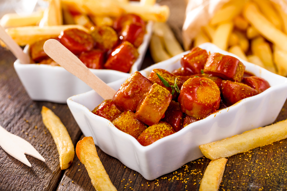 Currywurst z frytkami