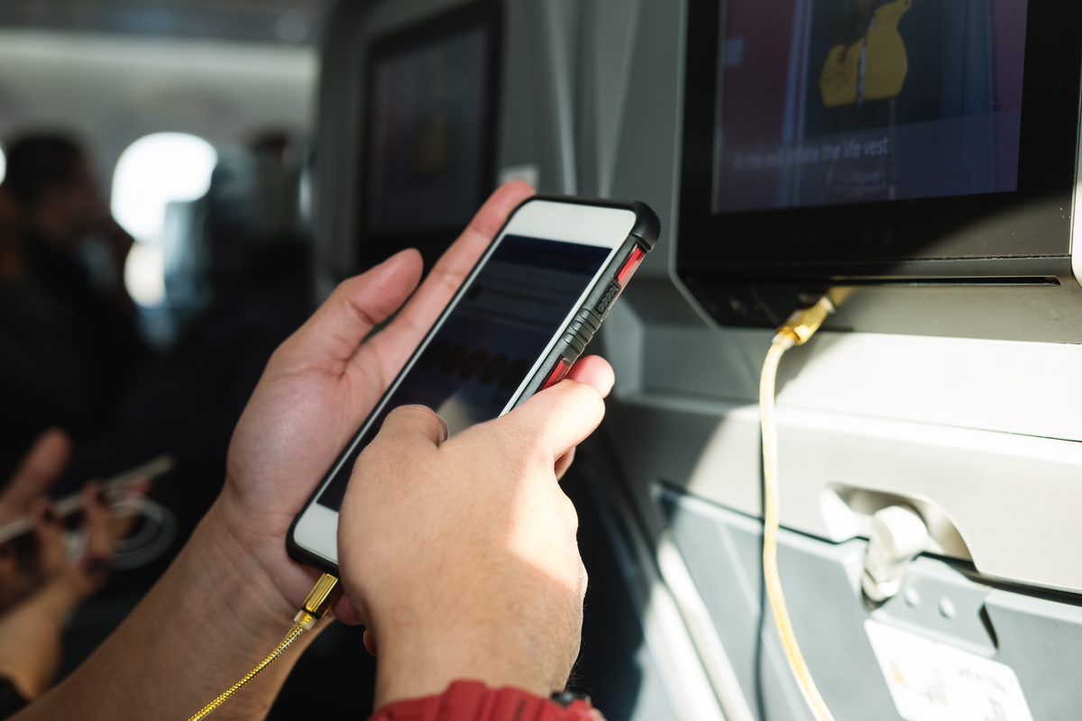 Policja wyprowadziła dwie osoby z samolotu. Wszystko przez nazwę… ich sieci wi-fi