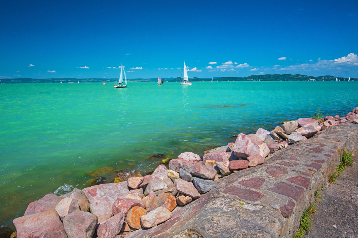 Wakacyjne fly&drive nad Balatonem za 398 PLN. Loty do Budapesztu z Poznania i wynajem auta