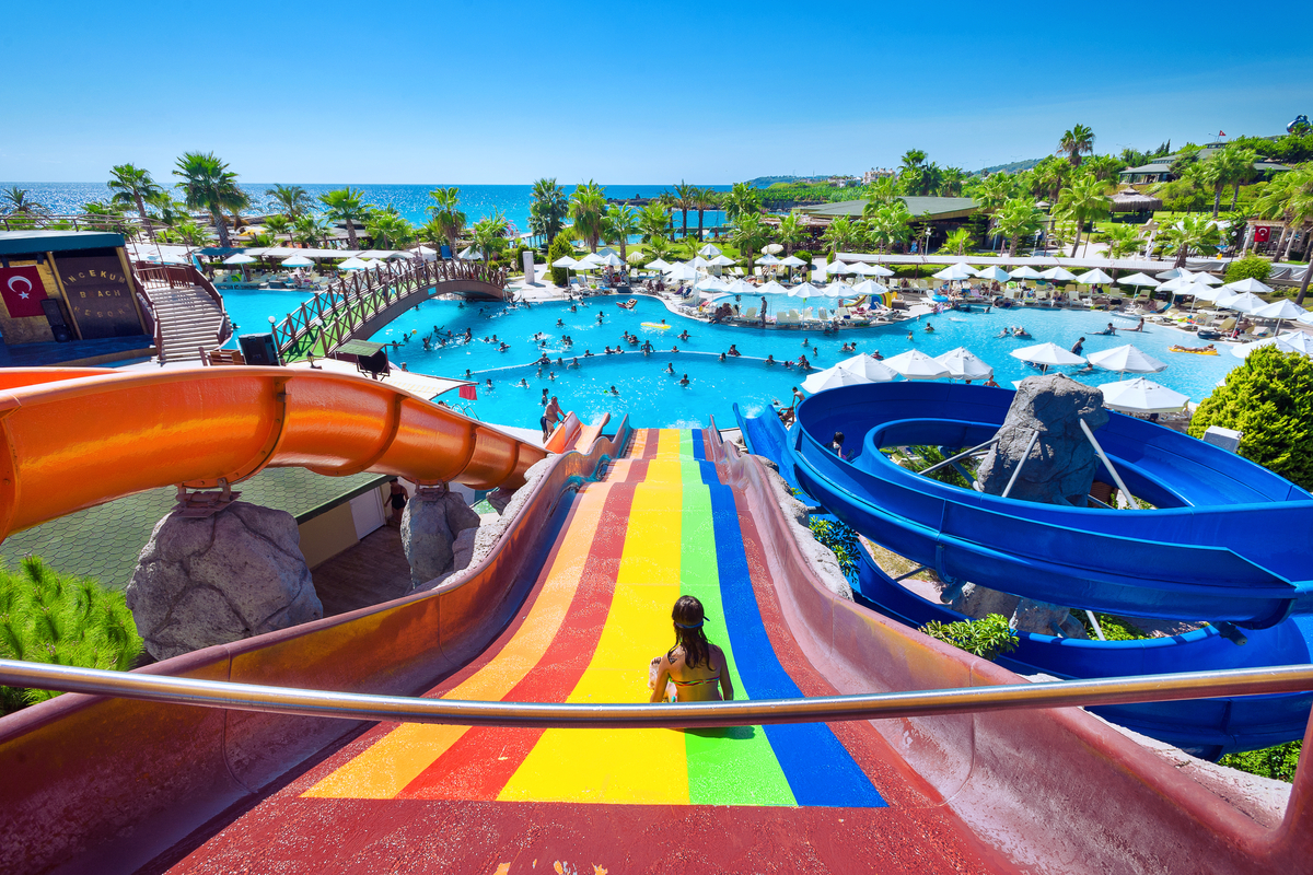 Rodzinne wczasy w Turcji (2+1 lub 2+2) od 1518 PLN. Wylot z 5 polskich miast i pobyt w 5* hotelu basenami, zjeżdżalniami i all inclusive