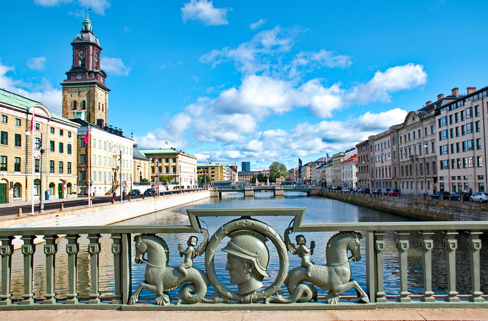Most nad rzeką