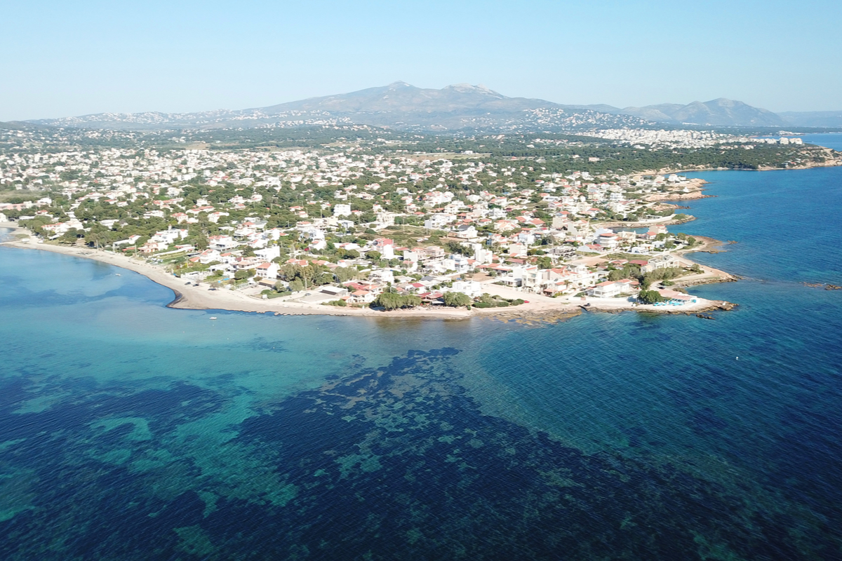 Tygodniowy urlop w greckiej wiosce nad morzem za 902 PLN. Loty z Warszawy + noclegi 50 m od plaży