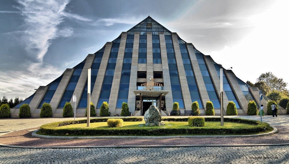 Zamieszkajcie w Polsce w… piramidzie nad jeziorem! Noclegi ze śniadaniami w 5* Park Hotel & Wellness za 234 PLN/pokój