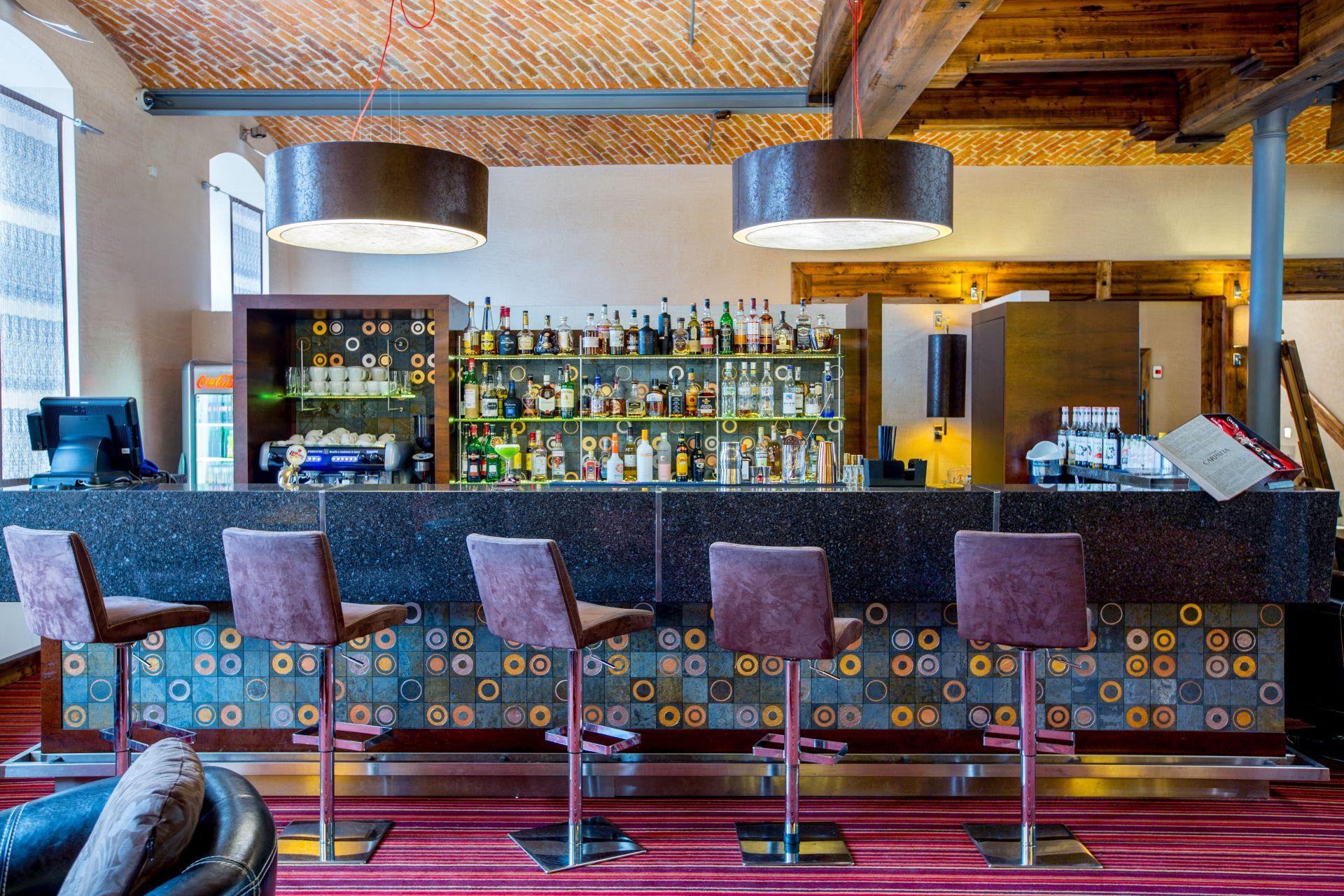 Bar i krzesła