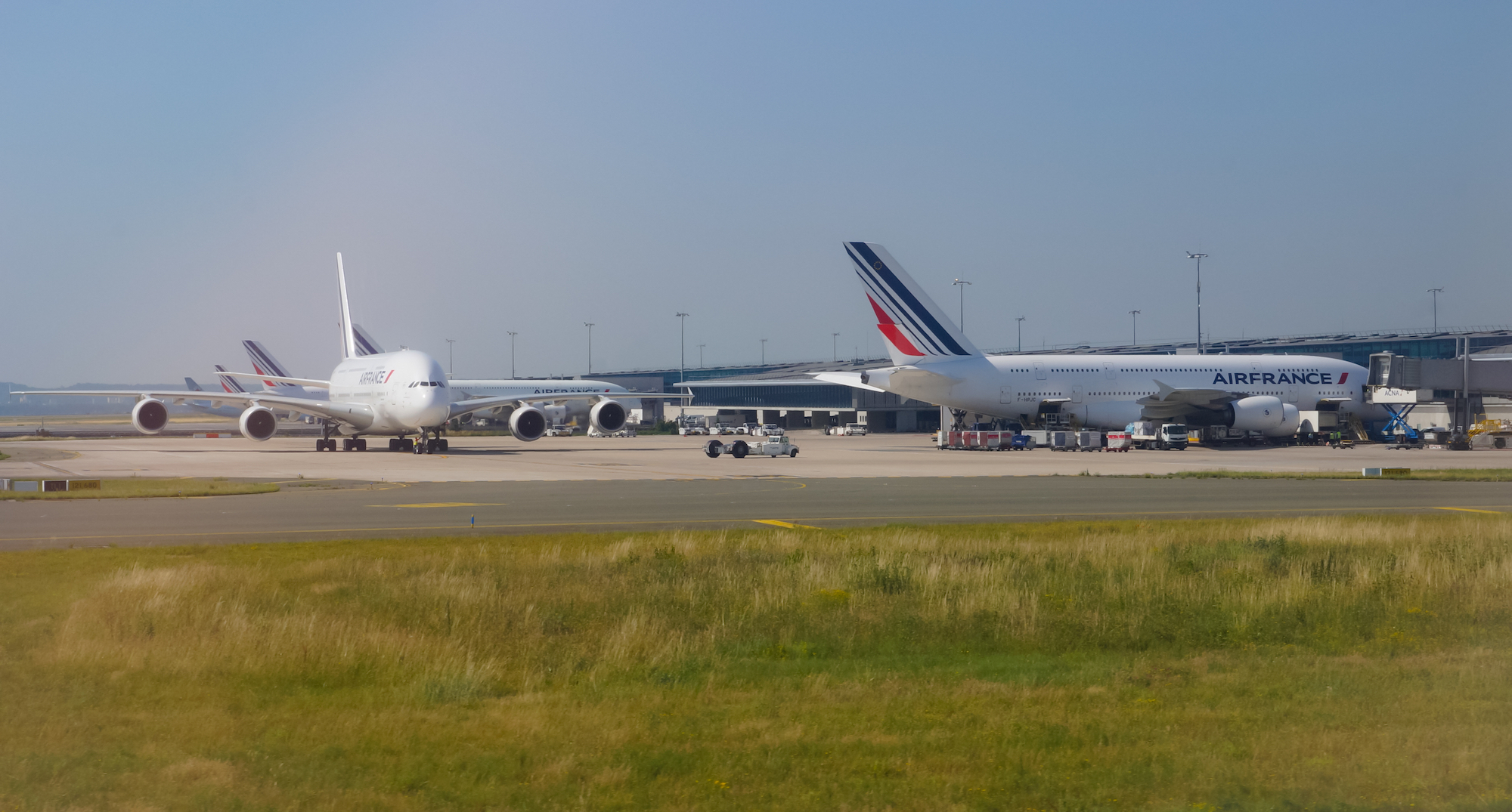 Największe linie Europy uziemiają setki samolotów. Niektóre zawieszają wszystkie trasy!