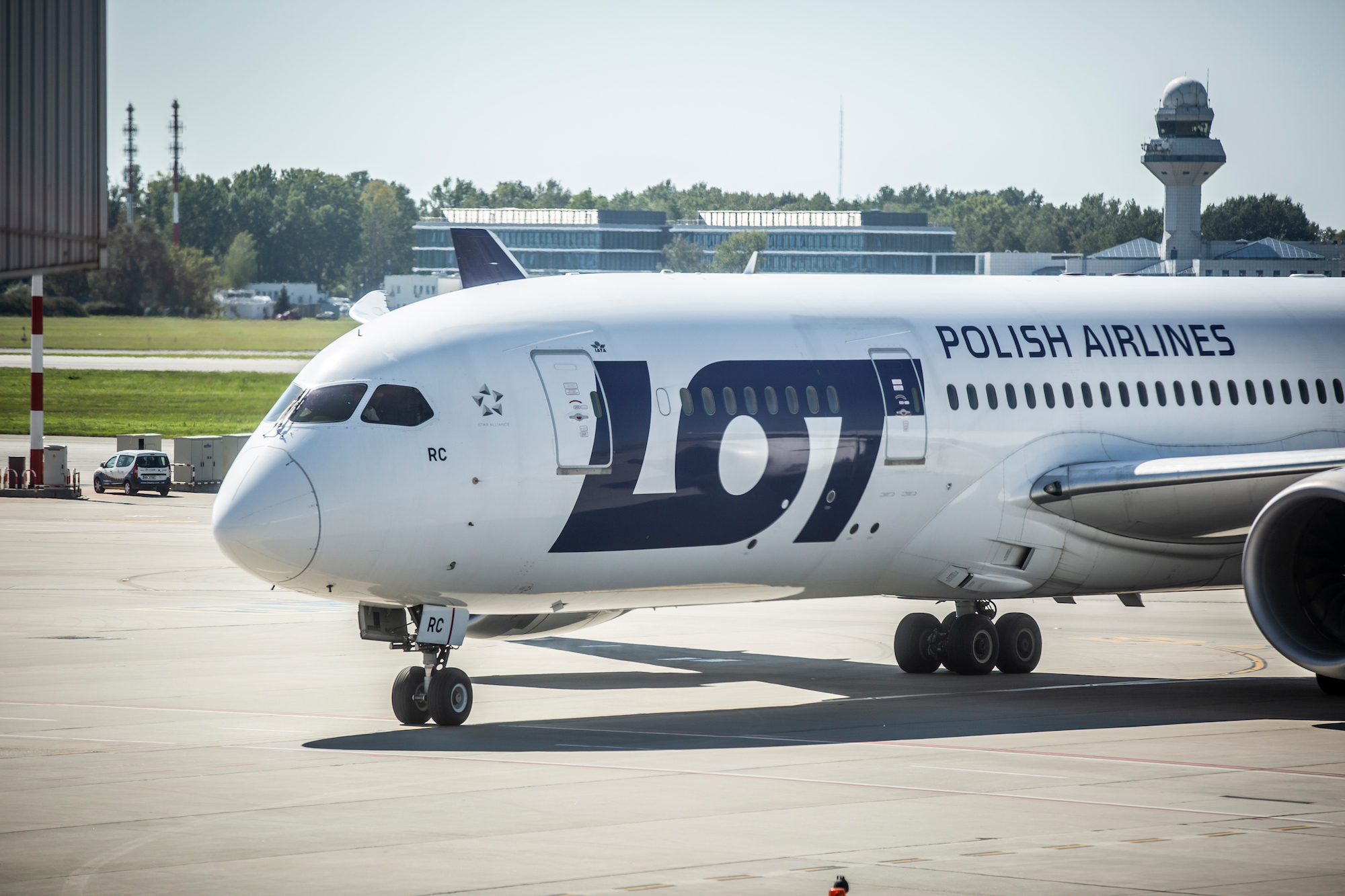 Jeden z pilotów LOT zarażony koronawirusem? Związki apelują o lepszą ochronę pracowników