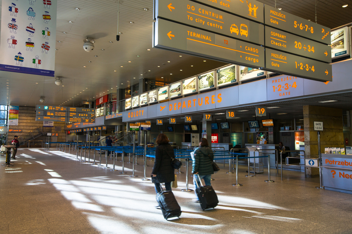 Koronawirus: Polskie lotniska wprowadzają nowe zasady w terminalach