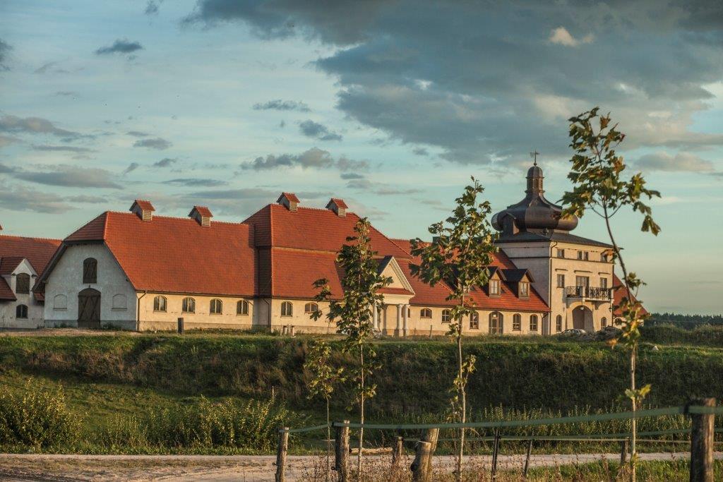 Budynek o zachodzie słońca