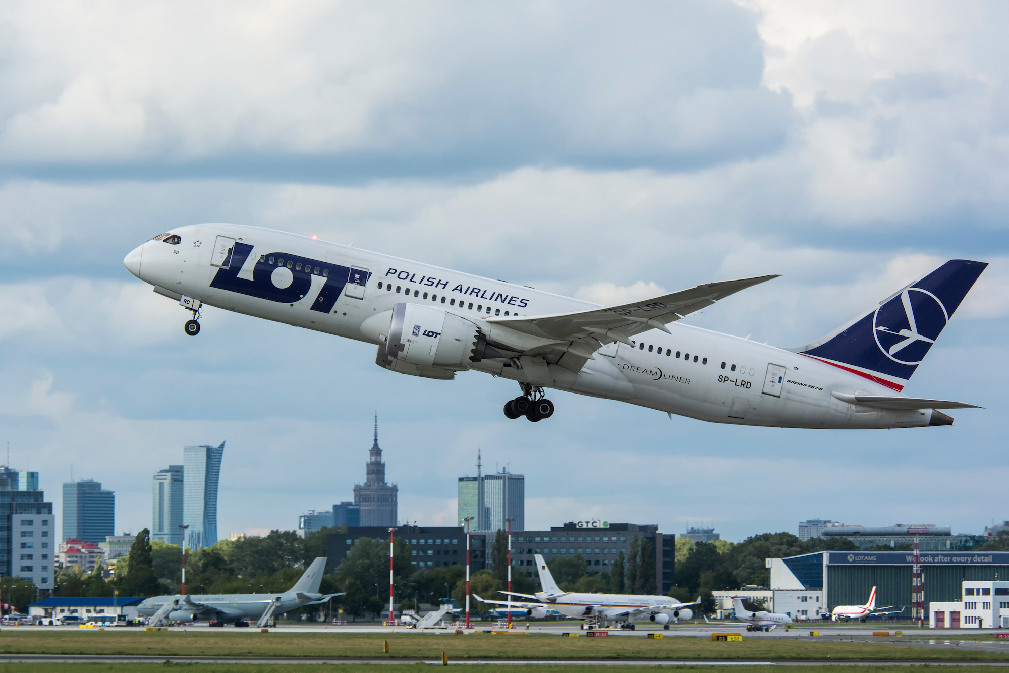 LOT nie będzie zwalniał, ale mocno obetnie pensje pilotom i załogom