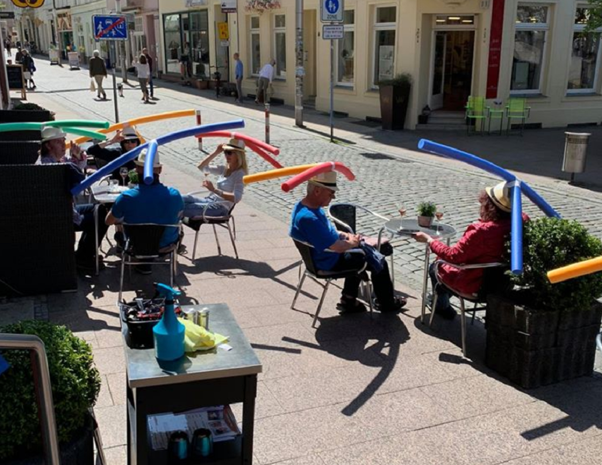 Załóż „głupią” czapkę i jedz w spokoju. Restauracje walczą o klientów na różne sposoby!