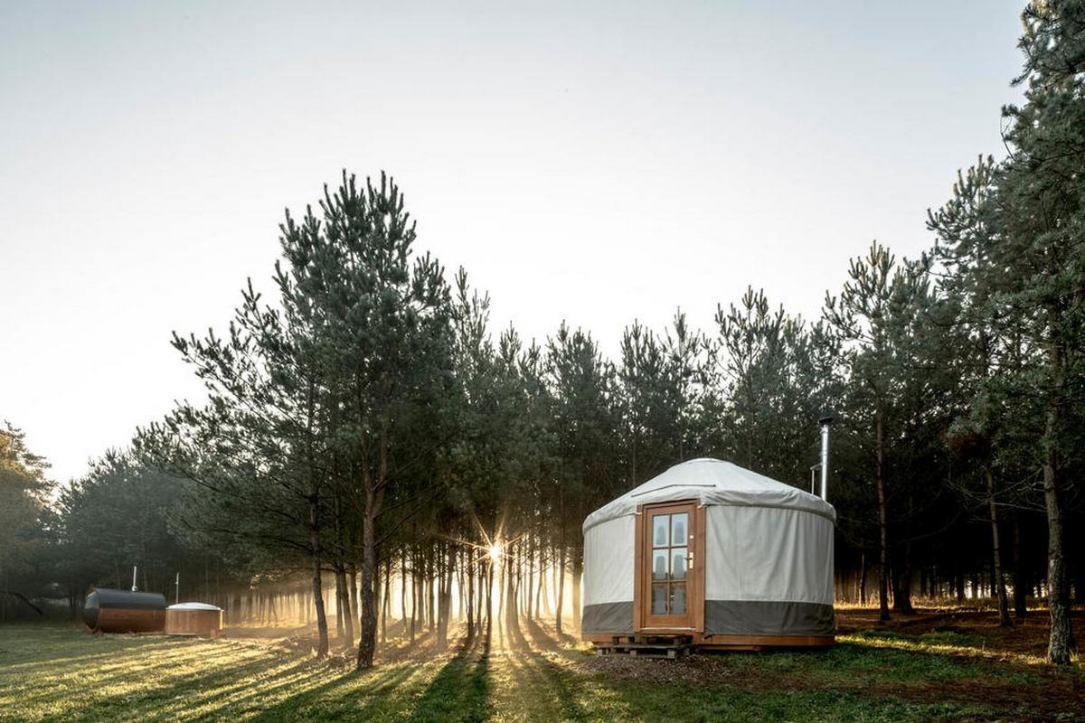 Najbardziej oryginalne miejsca noclegowe w Polsce! Domek na wodzie, wiatrak, stare kino i jurty wypoczynkowe już od 184 PLN za noc