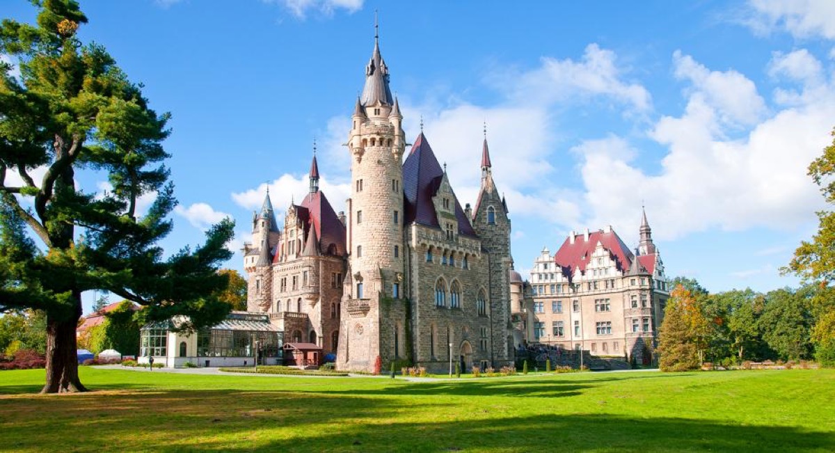 Festiwal Niskich Cen w Travelist: wakacje jak z bajki! Noclegi ze śniadaniami w hotelu Moszna Zamek za 250 PLN/pokój