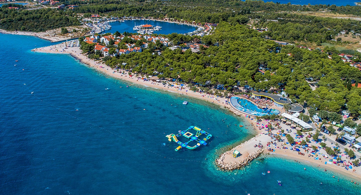 Lato w Chorwacji: noclegi w 4* domkach blisko plaży w Dalmacji za 191 PLN/noc