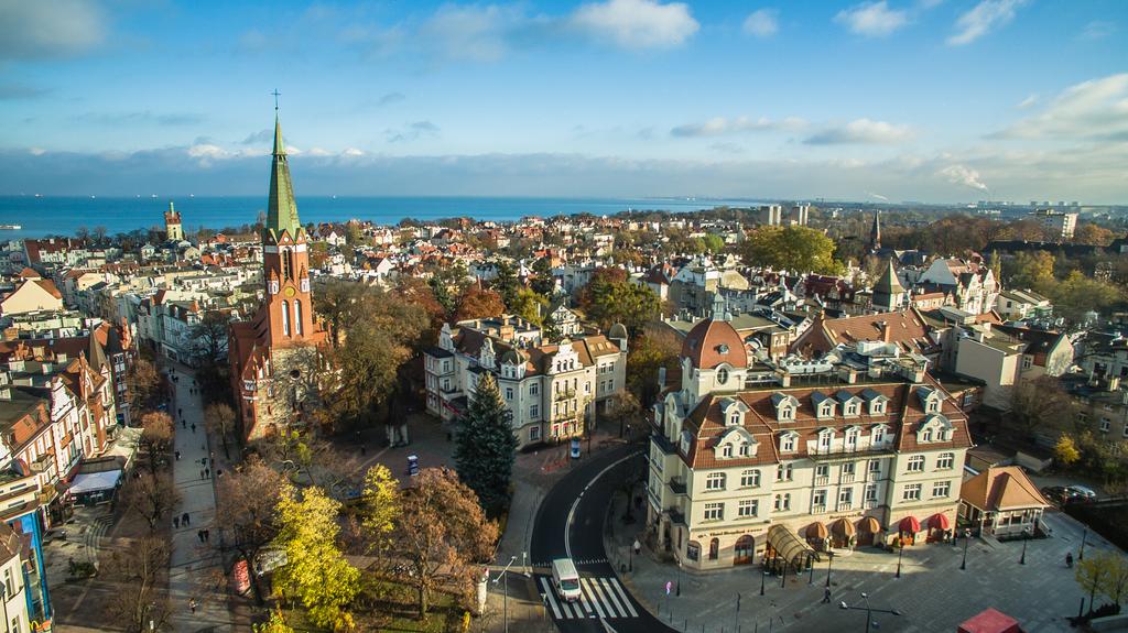 jest usytuowany w centrum Sopotu, 500 metrów od molo
