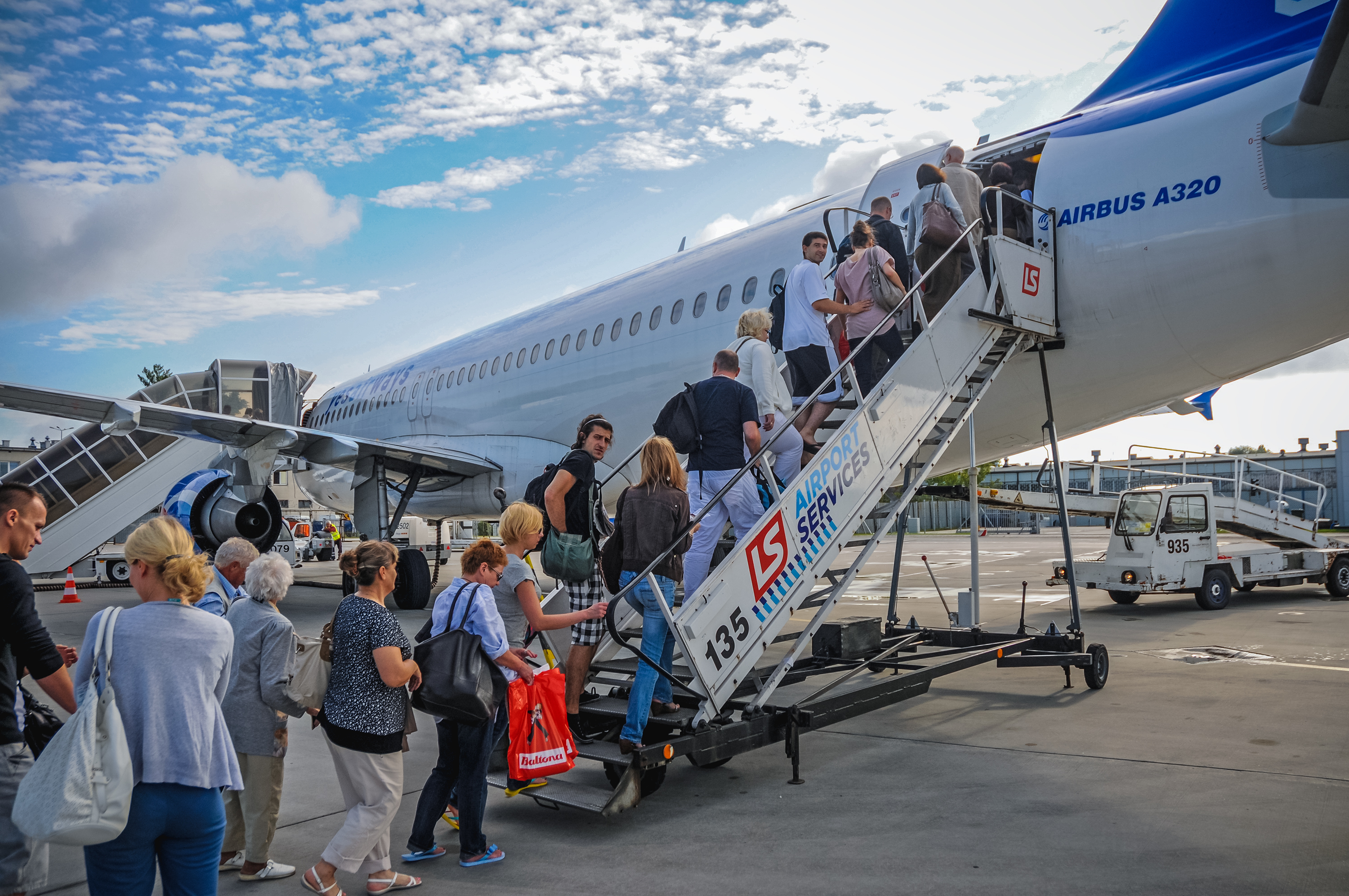 Testy na COVID odstraszają od podróży, ale turyści powoli wracają. Nowy trend? Wyjazdy last second!