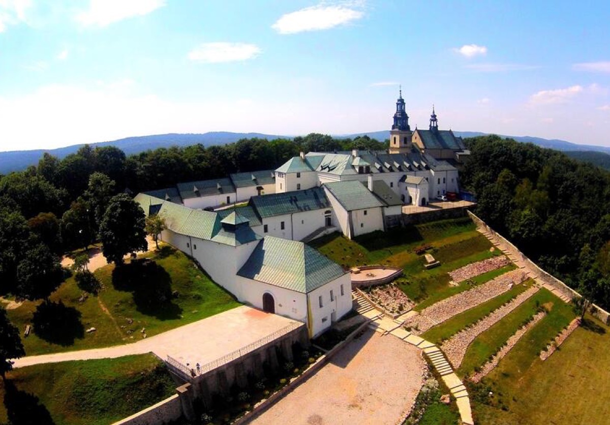 Góry Świętokrzyskie: noclegi ze śniadaniami w klasztorze za 163 PLN/pokój