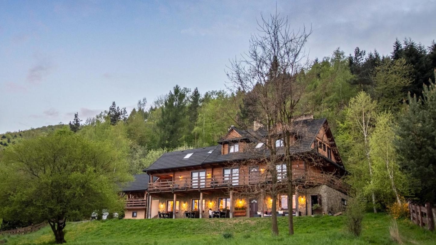 Jezioro, lasy, cisza i piękny pensjonat. Odkryjcie uroki Beskidu Niskiego (od 161 PLN/noc)