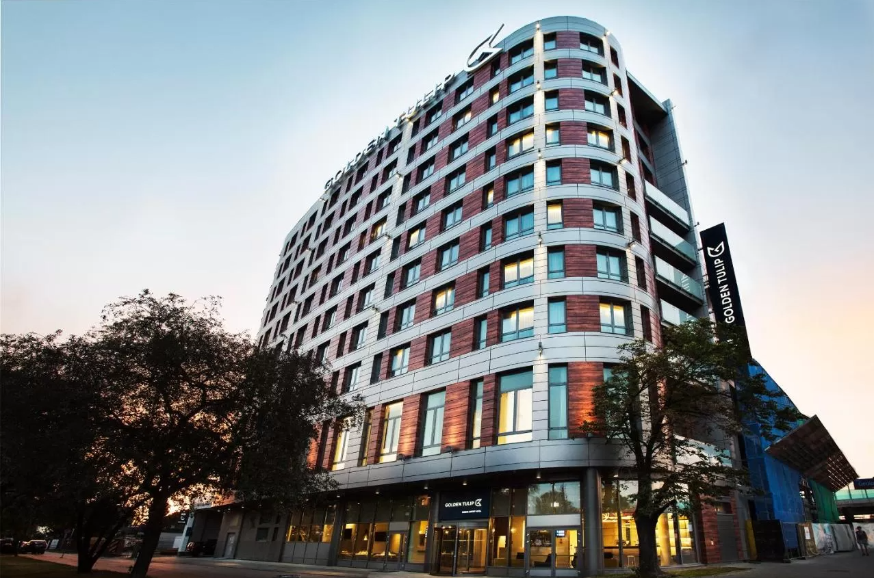 Noclegi w 4* hotelu Golden Tulip w Warszawie za 108 PLN/pokój. Dużo terminów w 2021 roku, również wiosną oraz na weekendy