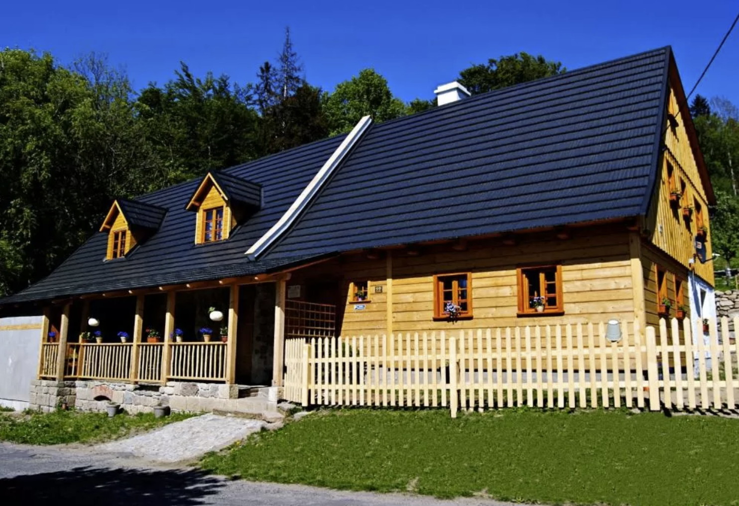 Zima w Kotlinie Kłodzkiej: noclegi w drewnianym domku u podnóża Czarnej Góry za 182 PLN/pokój