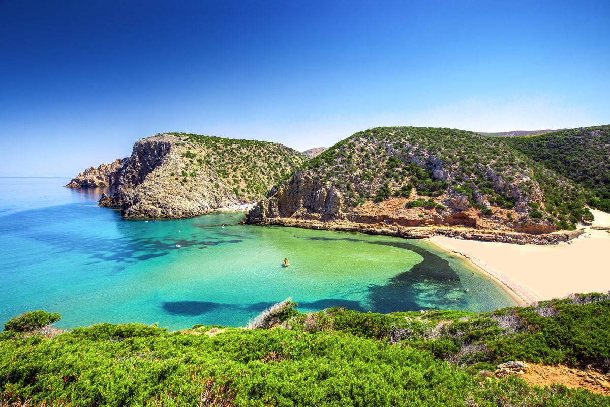 Tydzień na Sardynii za 1079 PLN. Loty do Alghero z Katowic i noclegi blisko plaży
