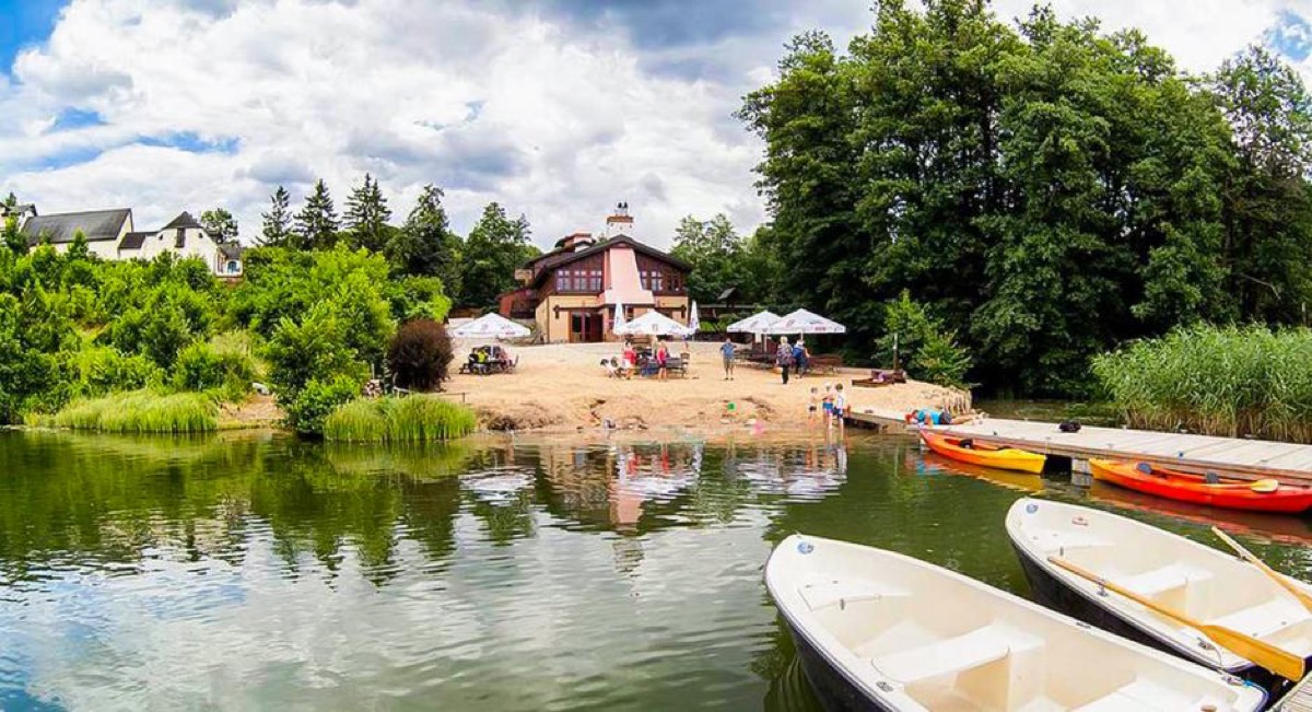 Wiosna nad jeziorem: noclegi z wyżywieniem w 3* hotelu Dworek Wapionka za 249 PLN/pokój