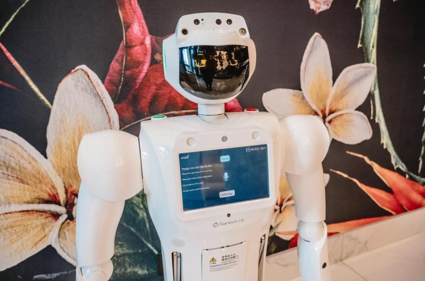 Nie zarażą się COVID, nie muszą trzymać odstępów. Obsługą gości hotelowych zajęły się roboty