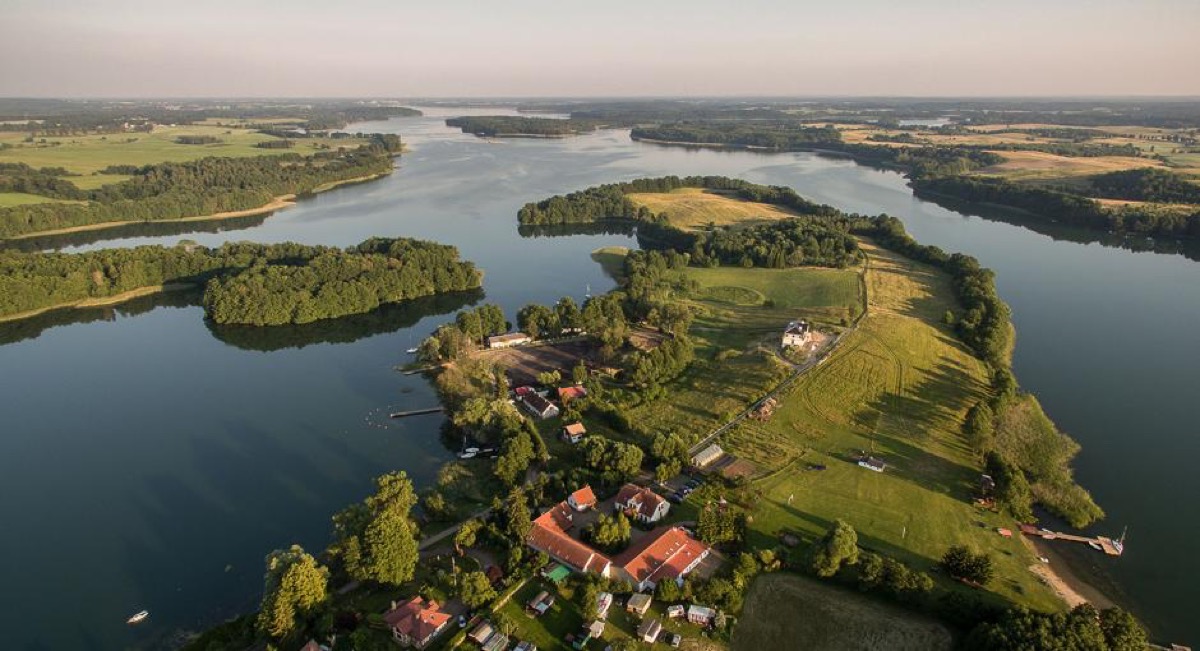 Wiosna nad jeziorem Drawsko: noclegi z wyżywieniem w Folwarku na Półwyspie za 269 PLN/pokój