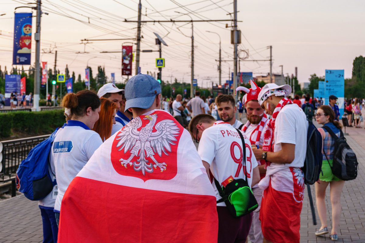 Co z kibicami na Euro? Jedni wpuszczą tylko zaszczepionych, inni chcą szczepić pod stadionem!