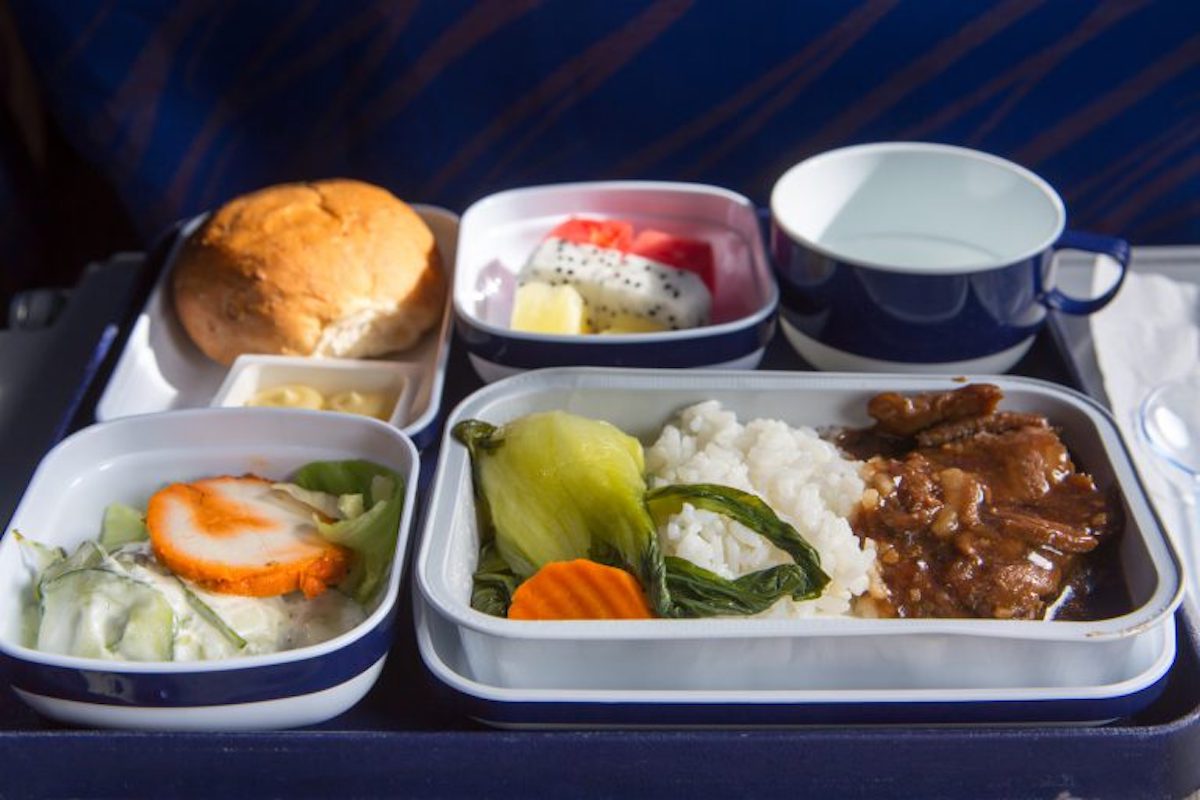 Linia zarobiła miliony na sprzedaży samolotowego jedzenia z dostawą do domu!