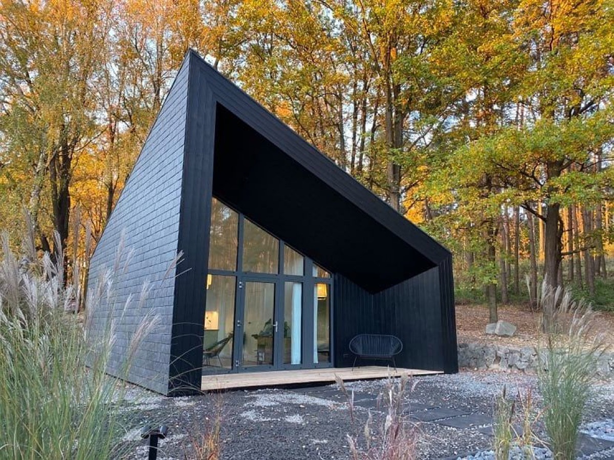 Czerwiec nad jeziorem Nyskim: modernistyczny domek w lesie za 344 PLN/4 osoby/noc