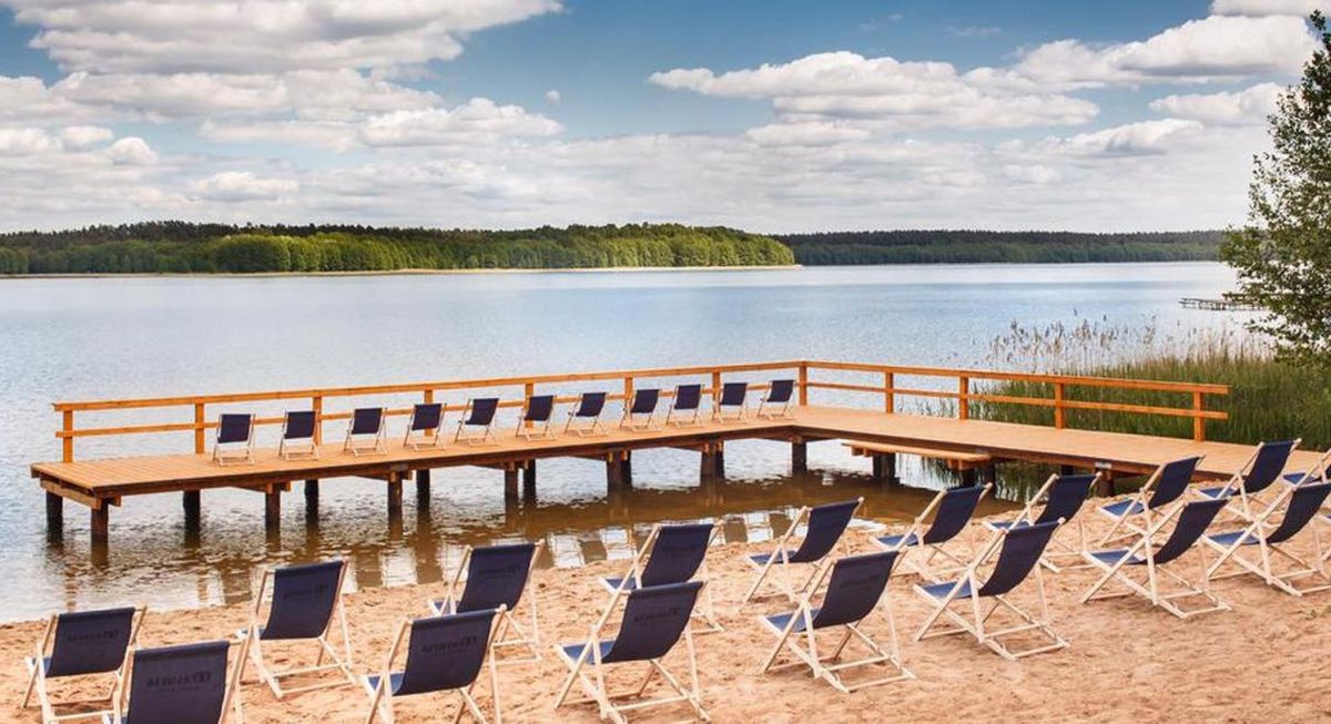 Lato na Mazurach: noclegi w 4* hotelu nad jeziorem z wliczonymi śniadaniami za 194 PLN/pokój
