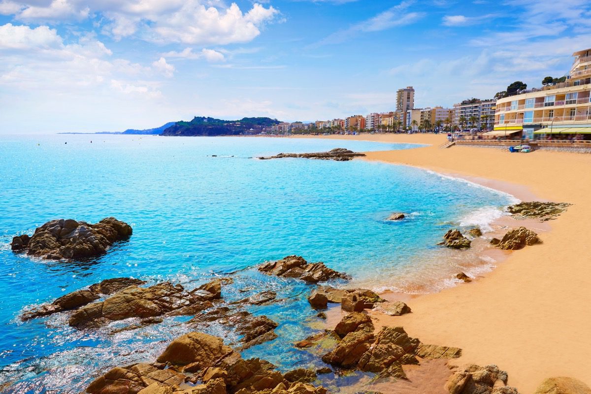 Odpocznij na plaży w Lloret de Mar 😉😎 Wczasy w hotelu z wyżywieniem za 2109 PLN ☀️