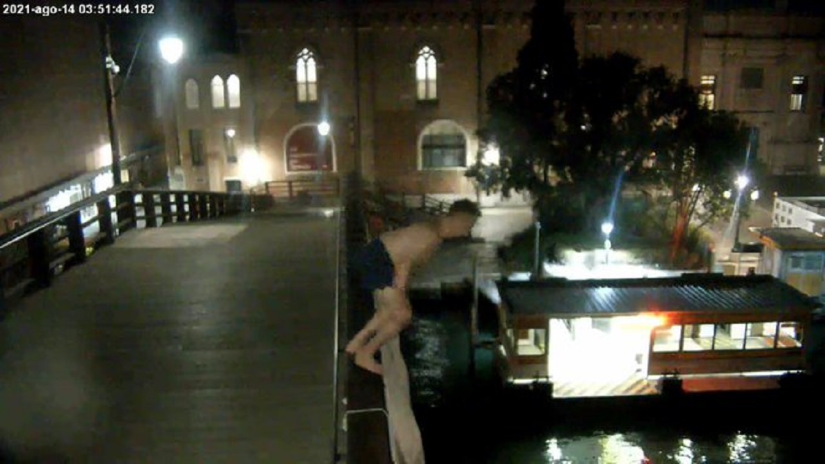 Nawet 10 dni aresztu dla rozbrykanych turystów. Wenecja znów ma dość ich wyczynów