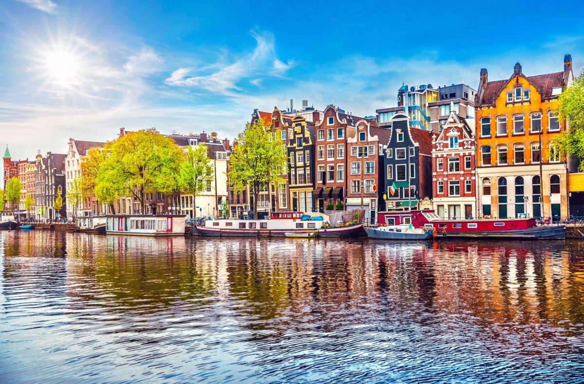 Przedłużony weekend w Amsterdamie: bezpośrednio PLL LOT z Warszawy + noclegi na łodzi. Całość za 860 PLN